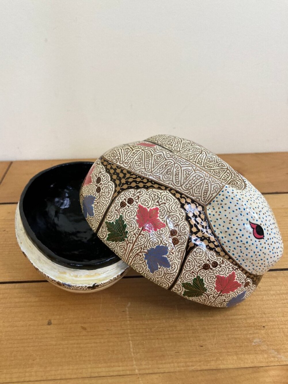 Easter Bunny Rabbit Trinket Box Paper-Mache Lacquer Leaf Design